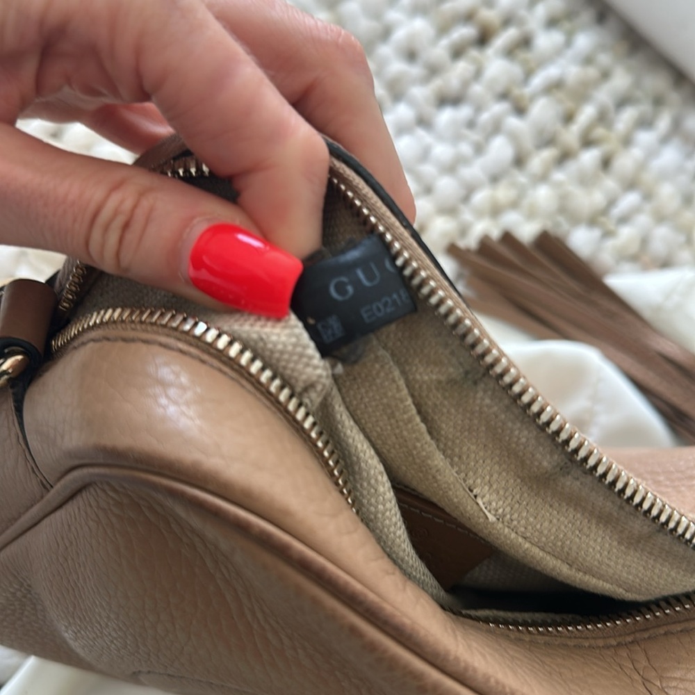 COPY - Gucci 
Pebbled Calfskin Small Soho Disco Bag Camelia - Picture 8 of 9